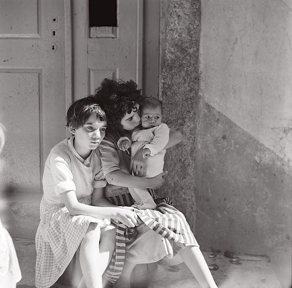 house stairs b&w fashion photography timeless inspo textures body timeless kate moss lindbergh newton avedon demarchelier meisel Alaia Chanel