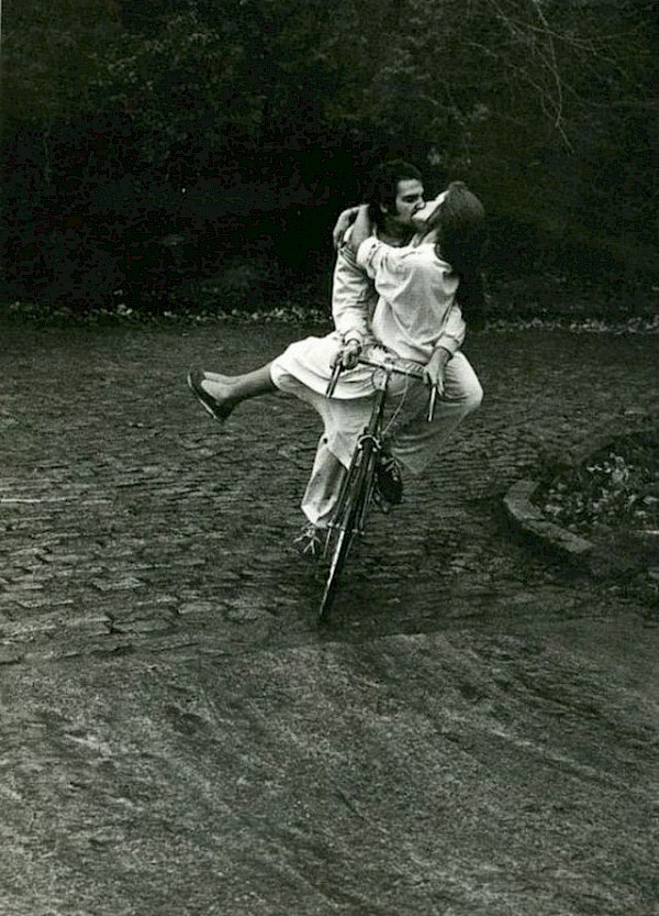 bike kiss b&w fashion photography timeless inspo textures body timeless kate moss lindbergh newton avedon demarchelier meisel Alaia Chanel