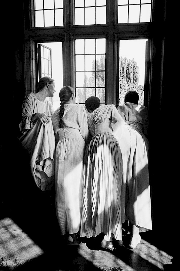 Girls school b&w fashion photography timeless inspo textures body timeless kate moss lindbergh newton avedon demarchelier meisel Alaia Chanel