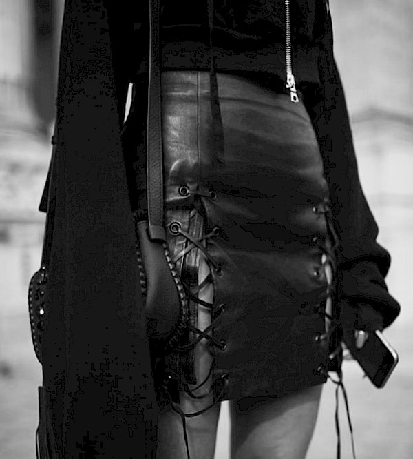 Streetstyle blogger b&w fashion photography timeless Vogue inspo textures body timeless moss bruce weber lindbergh newton avedon demarchelier meisel doisneau Alaia Chanel YSL vintage