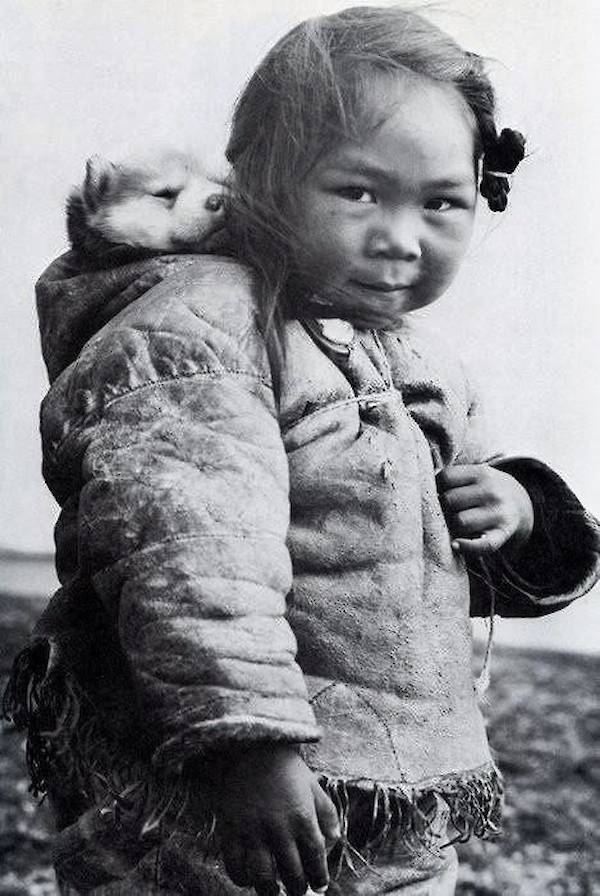 Eskimo inuit chukchi baby husky puppy Kate Moss b&w fashion photography timeless inspo textures body timeless lindbergh newton avedon demarchelier meisel Alaia Chanel